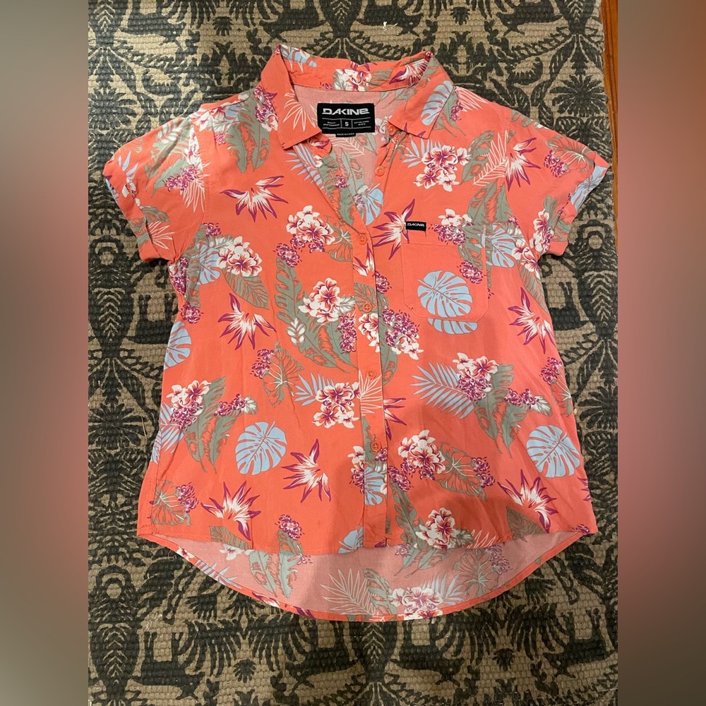 Women’s Dakine Hawaiian Button Up Shirt Mountain Biking. Small. Super Cute! Pink
